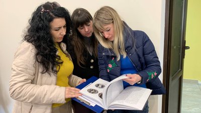 Монографію про історію фарфорового заводу репрезентували в обласному краєзнавчому музеї Монографію про історію фарфорового заводу репрезентували в обласному краєзнавчому музеї
