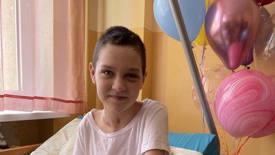 Дівчинка святкує десятий день народження в лікарні
