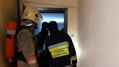 Мало не рвонуло: вночі у Рівному ламали двері квартири, з якої смерділо газом Мало не рвонуло: вночі у Рівному ламали двері квартири, з якої смерділо газом