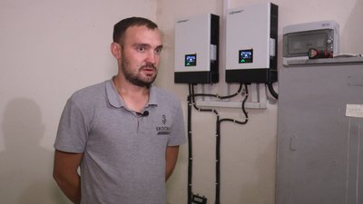 Ігор Цьомко тестував систему сонячних панелей, які встановили на даху школи Ігор Цьомко тестував систему сонячних панелей, які встановили на даху школи