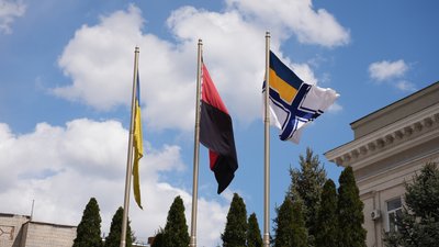 Прапор Військово-морських сил ЗСУ біля Кропивницької міської ради