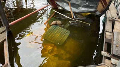 "Човен затопило. І риба плавала, і бензин". У Дніпрі внаслідок атаки РФ пошкодило човникову станцію