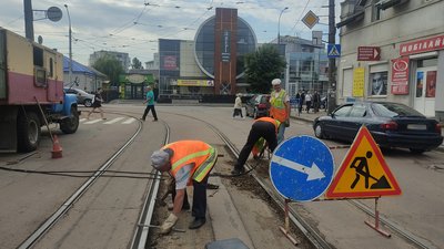 У Житомирі розпочали ремонт трамвайних колій на аварійних ділянках У Житомирі розпочали ремонт трамвайних колій на аварійних ділянках