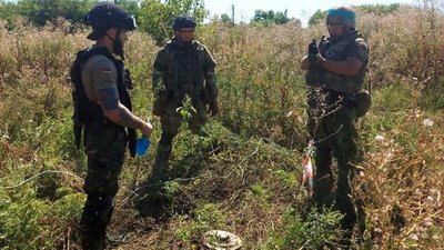 Вибухотехніки поліції з Житомирської області вже понад місяць розміновують деокуповані території Харківщини