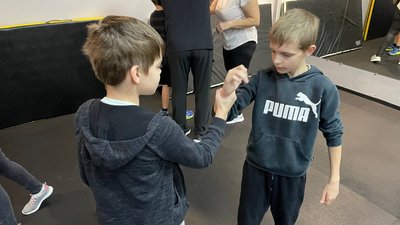 Прийоми самозахисту. У Миколаєві дітей та батьків навчали самообороні Прийоми самозахисту. У Миколаєві дітей та батьків навчали самообороні