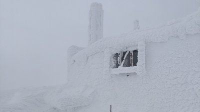 Синоптики попереджають про високу сніголавинну небезпеку в Карпатах Синоптики попереджають про високу сніголавинну небезпеку в Карпатах