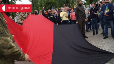 "Це стяг нашої звитяги". У Дніпрі встановили 12-метрову щоглу з червоно-чорним прапором