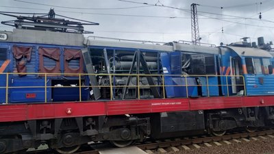 Пошкоджений склад потягу, який атакувала РФ у Гусарівці