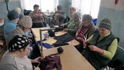 На Сумщині прядуть вовну і виготовляють з неї теплі речі для військових На Сумщині прядуть вовну і виготовляють з неї теплі речі для військових