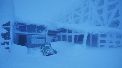 "Снігу до пояса". Туристам радять утриматися від походів у Карпати