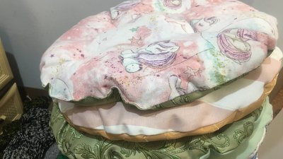 "Вони їх носять за пазухою, а коли стрибають в танки, дістають". Сумська майстриня шиє військовим "підпопники" "Вони їх носять за пазухою, а коли стрибають в танки, дістають". Сумська майстриня шиє військовим "підпопники"