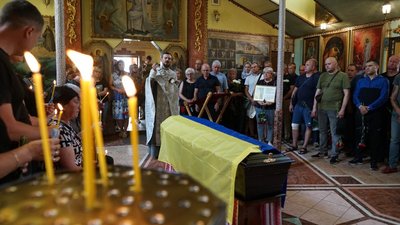 "Завтра у бій": У Сумах поховали військовослужбовця Сергія Матвієнка "Завтра у бій": У Сумах поховали військовослужбовця Сергія Матвієнка