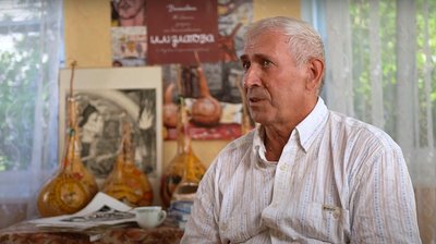 Розмальовує картунки-гарбузи. Художник Ілля Златов. СУСПІЛЬНЕ | ЛЮДИ