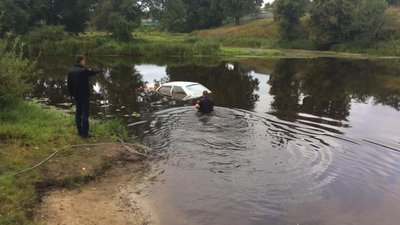 На Житомирщині рятувальники діставали з річки втоплений автомобіль На Житомирщині рятувальники діставали з річки втоплений автомобіль