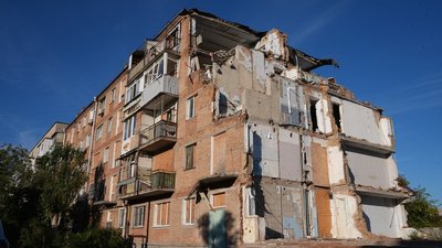 чому в пошкоджених обстрілами РФ будинках Миколаєва досі не відновили вікна