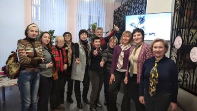 Ірина Василенко (третя ліворуч) разом з працівниками бібліотеки та відвідувачами дотрималися "краваткового" дрес-коду Ірина Василенко (третя ліворуч) разом з працівниками бібліотеки та відвідувачами дотрималися "краваткового" дрес-коду