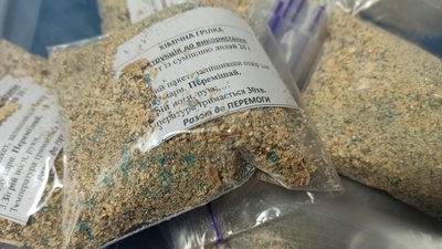 Купорос, тирса, сіль та стружка: житель Кіровоградщини виготовляє грілки на фронт Купорос, тирса, сіль та стружка: житель Кіровоградщини виготовляє грілки на фронт