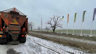 Протягом доби використали 2 240 тонн реагентів: як ліквідовують наслідки негоди на Миколаївщині Протягом доби використали 2 240 тонн реагентів: як ліквідовують наслідки негоди на Миколаївщині