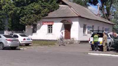 На Чернігівщині біля входу в селищну раду виявили два вибухонебезпечні предмети
