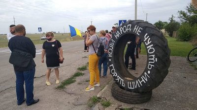 Перекрили дорогу: на Херсонщині жителі Новотроїцького району не хочуть об'єднуватися в одну ОТГ Перекрили дорогу: на Херсонщині жителі Новотроїцького району не хочуть об'єднуватися в одну ОТГ