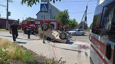 ДТП у Черкасах: перекинута автівка, двоє травмованих