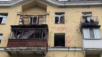 "Вибух, скло, і ми у коридорі лежимо". Жителі Дніпра лагодять домівки після ракетного удару
