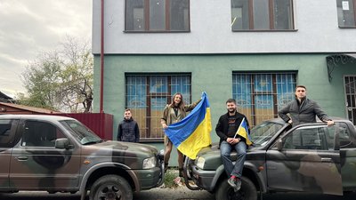 Світлана Нагорна-Гордійчук із волонтерами фонду "Lemberg Волонтери" й придбаними пікапами. Світлана Нагорна-Гордійчук із волонтерами фонду "Lemberg Волонтери" й придбаними пікапами.