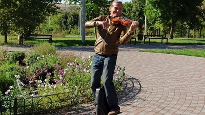 Кропивничанин об'єднав гру на скрипці та їзду на моноколесі