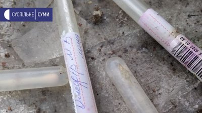 "Використані пробірки, маски та шприці". Під Сумами виявили звалище медичних відходів "Використані пробірки, маски та шприці". Під Сумами виявили звалище медичних відходів
