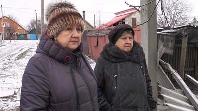 Жительки міста Гірник Донецької області після ракетного удару Жительки міста Гірник Донецької області після ракетного удару