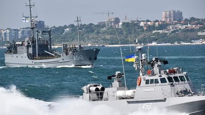 День ВМСУ: в морі показово "врятували" корабель та спустили на воду вінок День ВМСУ: в морі показово "врятували" корабель та спустили на воду вінок