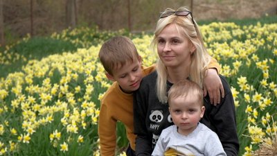 "Відволіктися від новин". У Вінниці фотографуються на полі нарцисів "Відволіктися від новин". У Вінниці фотографуються на полі нарцисів