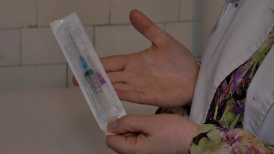 Шприц, яким колють вакцину Шприц, яким колють вакцину