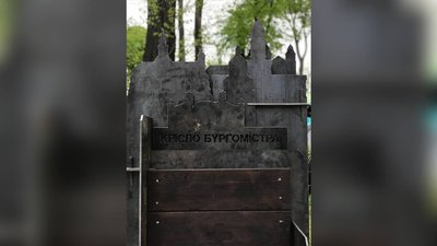 Крісло бургомістра. До Дня міста у Франківську облаштували ковану інсталяцію Крісло бургомістра. До Дня міста у Франківську облаштували ковану інсталяцію