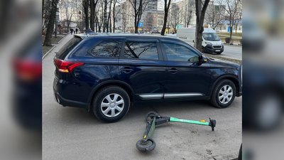 Самокат та автівка на місці ДТП у Чернігові