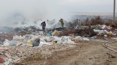 У Тлумачі на Франківщині другий день горить сміттєзвалище: що про це відомо і чого слід остерігатися У Тлумачі на Франківщині другий день горить сміттєзвалище: що про це відомо і чого слід остерігатися