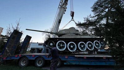 У Мукачеві демонтували пам'ятник радянському танку У Мукачеві демонтували пам'ятник радянському танку