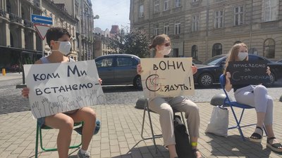 Під львівським управлінням Нацполіції зібралися люди, аби підтримати Стерненка
