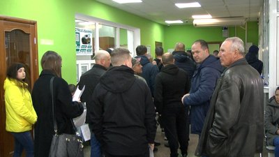 Ажіотаж навколо перереєстрації авто: чому виникли черги у Вінницькому сервісному центрі МВС Ажіотаж навколо перереєстрації авто: чому виникли черги у Вінницькому сервісному центрі МВС