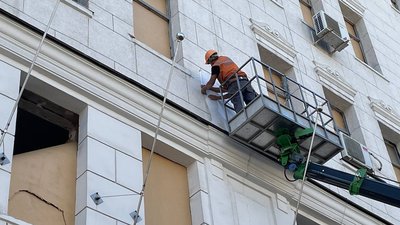 Радянський герб на міськраді Харкова маскують: демонтаж відбудеться пізніше Радянський герб на міськраді Харкова маскують: демонтаж відбудеться пізніше