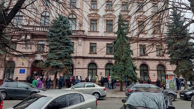 "Вакцинуюся, бо "приперло": репортаж з центрів вакцинації у Франківську