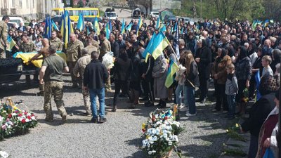 На Закарпатті попрощалися із полеглим на війні Віктором Петриканином На Закарпатті попрощалися із полеглим на війні Віктором Петриканином