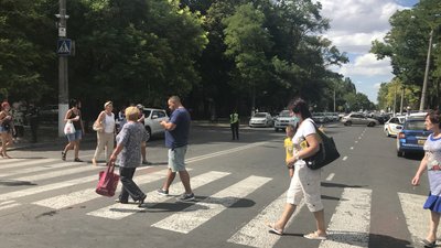 Мешканці будинку у спальному районі Одеси перекрили вулицю через відключення комунальних послуг Мешканці будинку у спальному районі Одеси перекрили вулицю через відключення комунальних послуг