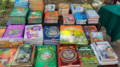 У Кропивницькому дітям-переселенцям роздали книжки У Кропивницькому дітям-переселенцям роздали книжки
