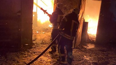 У Луцьку вночі горіли складські приміщення У Луцьку вночі горіли складські приміщення