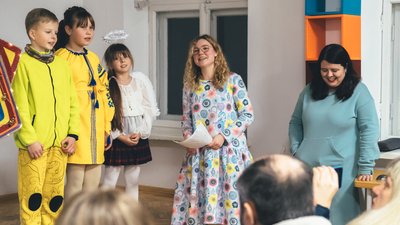 Лялькарка з Донецька разом з дітьми переселенців ставлять вертеп на Львівщині Лялькарка з Донецька разом з дітьми переселенців ставлять вертеп на Львівщині