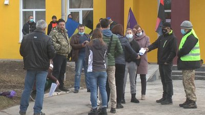 Оприлюднені зарплати та премії посадовців селищної ради викликали резонанс у Вовковинецькій громаді. Фото: Суспільне. Поділля. Оприлюднені зарплати та премії посадовців селищної ради викликали резонанс у Вовковинецькій громаді. Фото: Суспільне. Поділля.