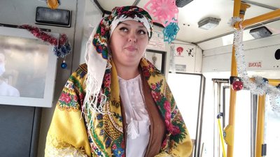 За щедрування у тернопільському тролейбусі пригощали солодощами За щедрування у тернопільському тролейбусі пригощали солодощами