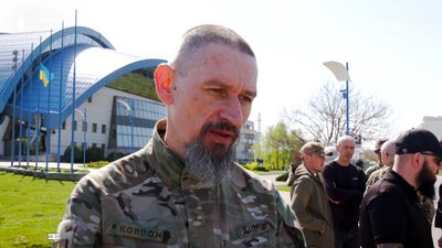 Військовий з позивним "Кордон" на прощанні з тренером паралімпійської збірної Валентином Дондіковим Військовий з позивним "Кордон" на прощанні з тренером паралімпійської збірної Валентином Дондіковим