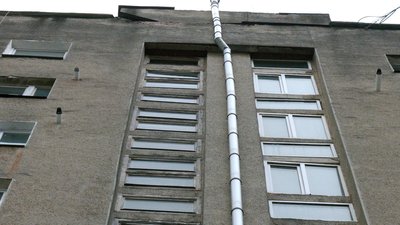 Грибок і тріщини на стінах: франківка скаржиться на неякісний дах багатоповерхівки Грибок і тріщини на стінах: франківка скаржиться на неякісний дах багатоповерхівки